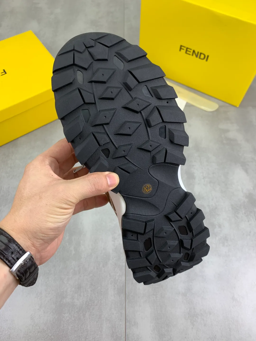 ​Men's shoes 💰P440 💰【New】Little monster 🆘 New FENDI 🕶️🕶️Simple routing effect, showing an elegant and cool driving shoe 🎬Using imported calfskin + first-layer pigskin lining🐂Excellent material🎬Detailed workmanship 🤗Comfortable foot feel➰➰. ​Pair it with any outfit to show your taste and temperament, low-key luxury ♻️Design ​simple and elegant ​noble and fashionable 🍃​Very loved and favored by trendy men 💓❤️Size: 38-44 (45 customized) 3️⃣ colors available
